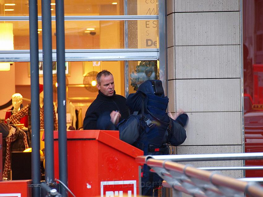 Herrenlose Einkaufstuete gesprengt Koeln Schildergasse P329.JPG